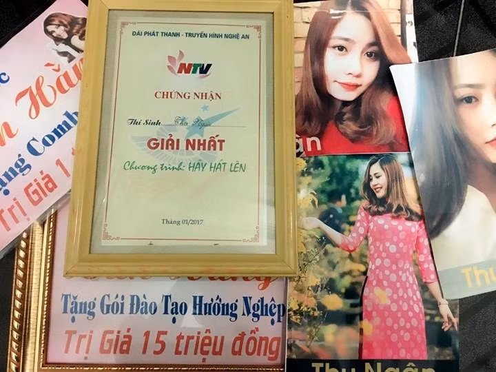 Chẳng quen biết ai, kinh tế eo hẹp, ngoài giờ lên lớp Ngân Ngân xin làm thêm rất nhiều công việc từ phục vụ quán cafe. Sau này khi bắt đầu xây dựng được những mối quan hệ, cô bạn này bắt đầu được đi hát phòng trà và tại các quán sinh viên.