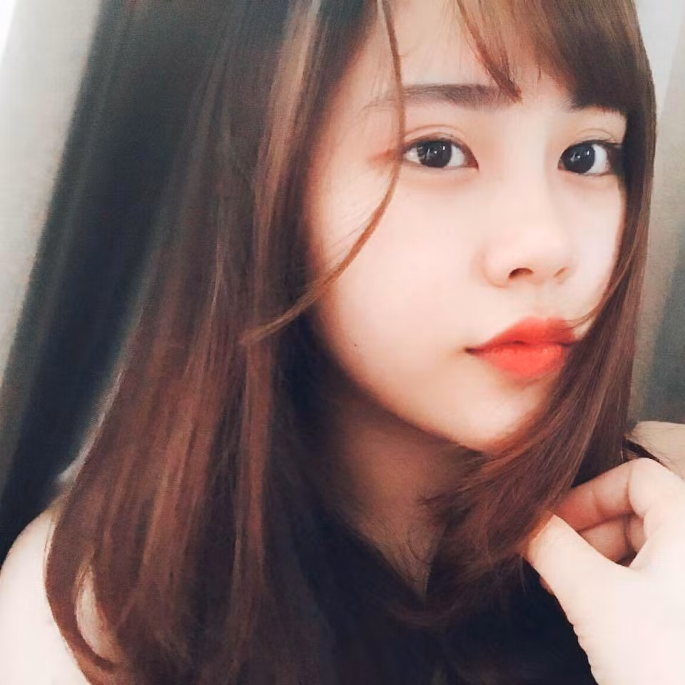 Chân ướt, chân ráo vào TP HCM, Ngân Ngân gặp rất nhiều khó khăn từ việc chưa quen với cuộc sống xa nhà cho đến việc không có mối quan hệ. Nhớ lại những ngày đó, Ngân Ngân chia sẻ: "Thời gian đầu vào nó cũng hơi khó khăn với em vì em không hề có mối quan hệ nào với ai ở trong nam. Nhưng may mắn cho em là đi đến đâu cũng được giúp đỡ, khoảng thời gian đầu vào nam , em đã được ở nhờ mà không mất một đồng nào".