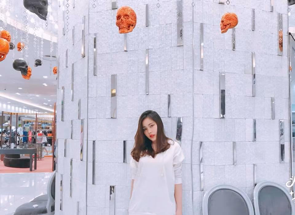 Năm 2017, Ngân Ngân đã dự thi chương trình Giọng hát Việt nhưng đáng tiếc cô bạn này chưa tạo được nhiều ấn tượng với các vị HLV. Tuy nhiên, chẳng nhụt chí, cô gái quê Nghệ An này lại tiếp tục nộp đơn đăng kí dự thi mùa tiếp theo để 1 lần nữa khẳng định lại tên tuổi của mình.