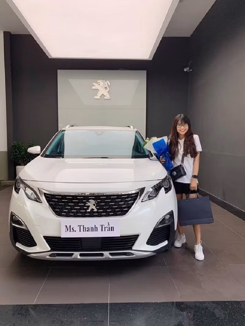 Thanh Trần là một trong những vlogger nổi đình nổi đám trên mạng xã hội. Cô nàng này gây mê bởi cách nói chuyện duyên dáng, hài hước với nhiều clip hài hước và thuộc những đề tài nóng trong xã hội.