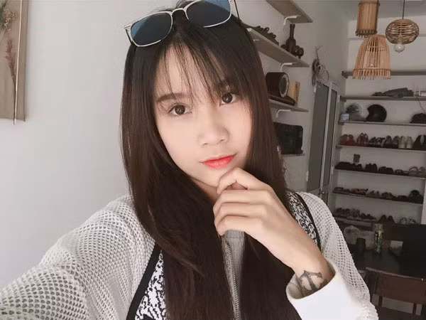 " 21 tuổi có chồng hiền và con trai yêu, có 1 xe hơi 2 xe máy và 4 cái điện thoại, ráng có căn nhà nữa thôi chứ ở ké nhà ba mẹ chồng lâu quá rồi". - Thanh Trần hài hước nói.