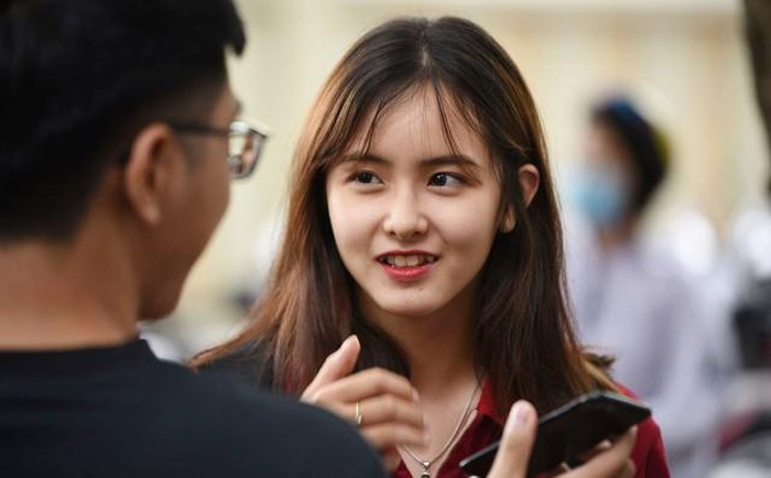 Nữ sinh trên xuất hiện với vẻ ngoài xinh đẹp. Sở hữu sống mũi cao, răng khểnh duyên dáng, nữ sinh này nhanh chóng lọt vào ống kính của nhiều người.