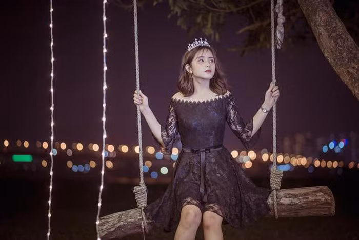 Gương mặt có chút lai tây cùng với thần thái biểu cảm xuất sắc, Kim Khanh nhanh chóng chinh phục được các nhiếp ảnh gia.