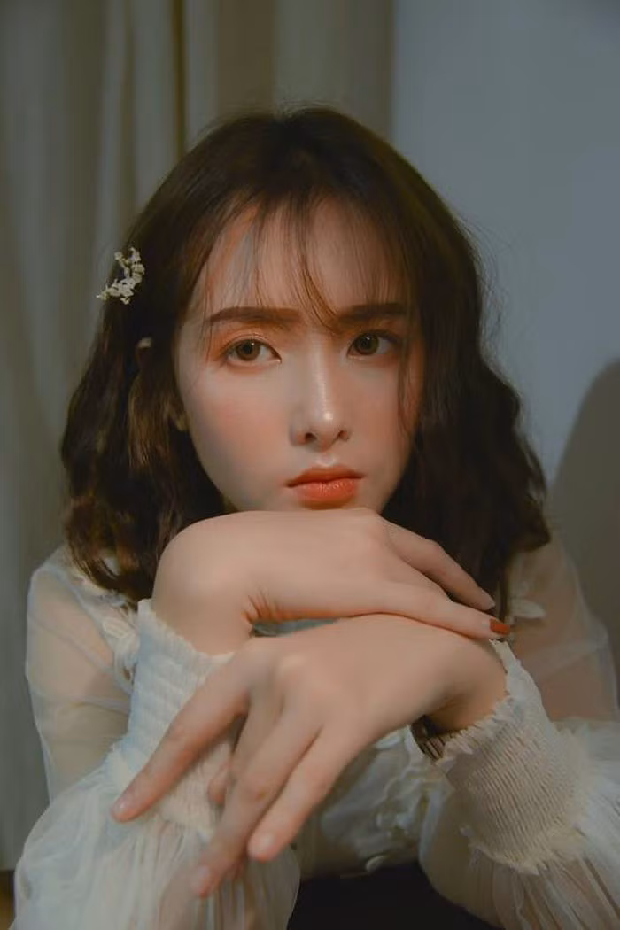 Ngay sau khi được tìm kiếm, facebook cá nhân của Kim Khanh nhanh chóng nhận được hàng nghìn theo dõi và nhiều bình luận xin được kết bạn từ CĐM.