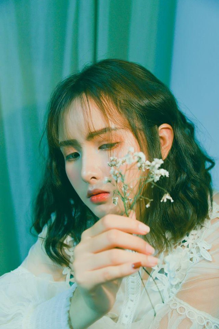 Được biết, những bức ảnh chụp Kim Khanh trong ngày tập trung nhận phòng thi tại điểm trường THPT Phan Huy Chú được nhà báo Nam Nguyễn của báo điện tử Tổ Quốc thực hiện.