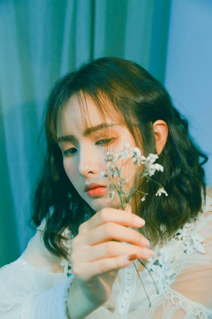 Được biết, những bức ảnh chụp Kim Khanh trong ngày tập trung nhận phòng thi tại điểm trường THPT Phan Huy Chú được nhà báo Nam Nguyễn của báo điện tử Tổ Quốc thực hiện.