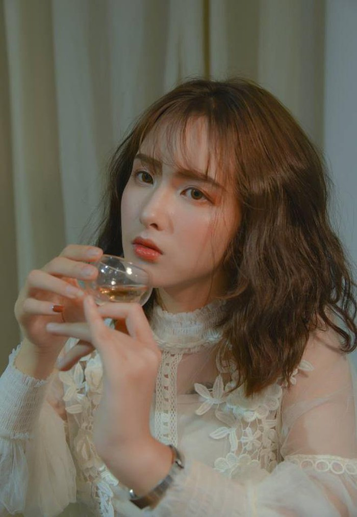 Bên cạnh đó, lần mò thêm trong trang cá nhân của Kim Khanh, cô cũng đăng các bộ ảnh làm mẫu với thần thái rất tốt, xứng đáng nhận được những lời khen ngợi.