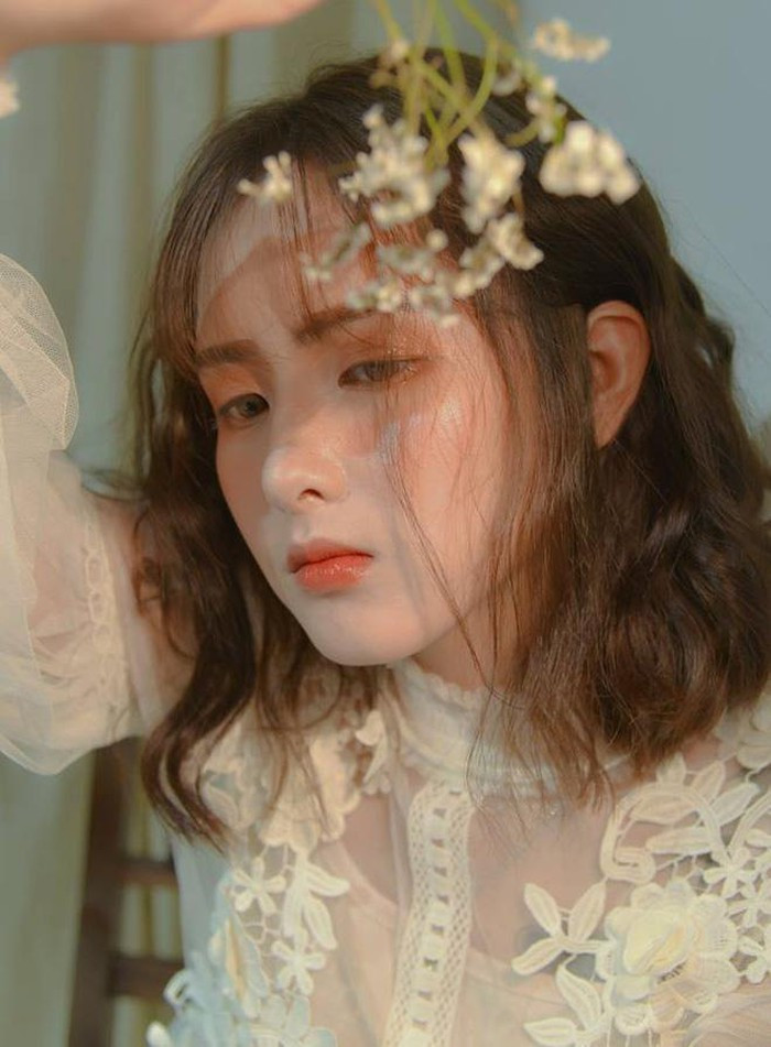 Được biết, cô nàng tên là Khúc Kim Khanh, cựu học sinh trường THPT Bắc Hà – Đống Đa- Hà Nội.