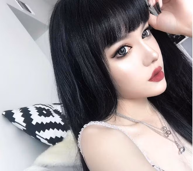 Cô nàng sở hữu khuôn mặt nhỏ nhắn, đôi mắt to tròn, mũi cao cùng bờ môi trái tim quyến rũ được nhiều bạn trẻ. Đặc biệt là với những người yêu mến và thích thú với lối trang điểm đậm.