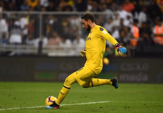 Nguồn tin từ The Sun cho biết, PSG không còn tha thiết với việc chiêu mộ De Gea. Thay vào đó, đội bóng thủ đô Paris sẽ dồn tiền để chèo kéo một cái tên sáng giá khác đó chính là Gianluigi Donnarumma, người muốn rời AC Milan để có thể chơi bóng tại Champions League.