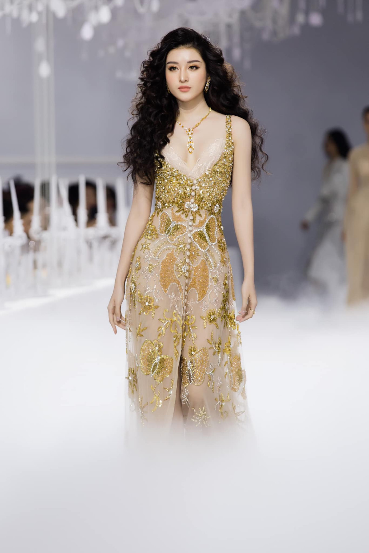 A hau Huyen My tao dang la khien fan phat sot-Hinh-4