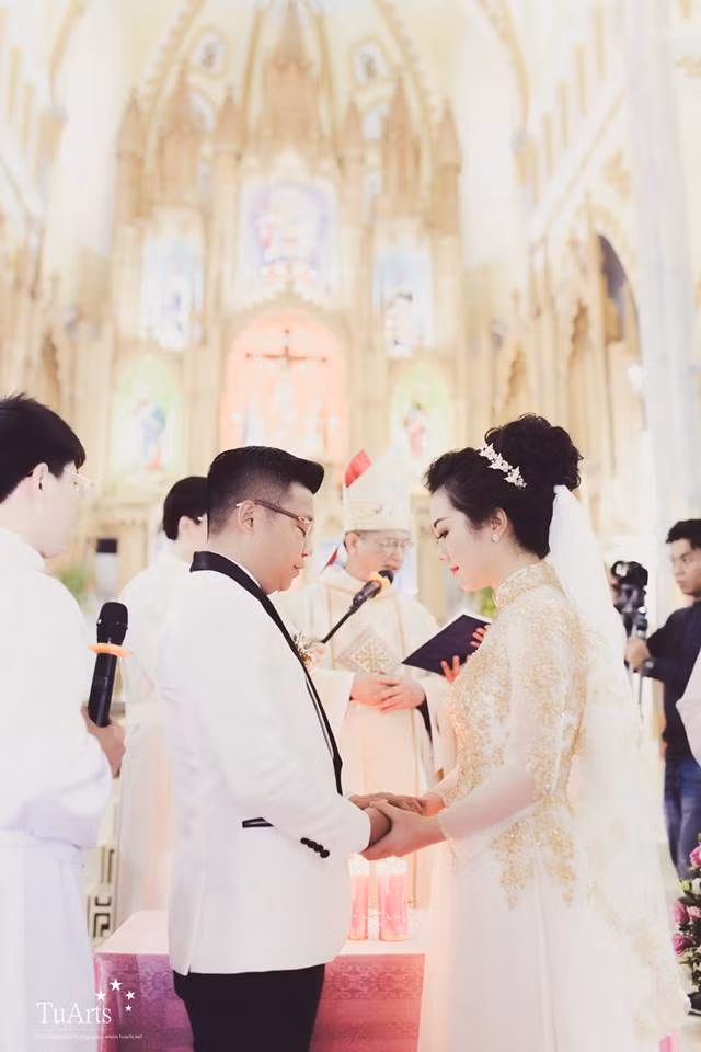 Sau đó, họ đã trao cho nhau chiếc nhẫn hôn ước và hứa rằng dù ốm đau cũng như lúc mạnh khỏe, dù giàu sang cũng như lúc nghèo khó sẽ ở bên nhau.