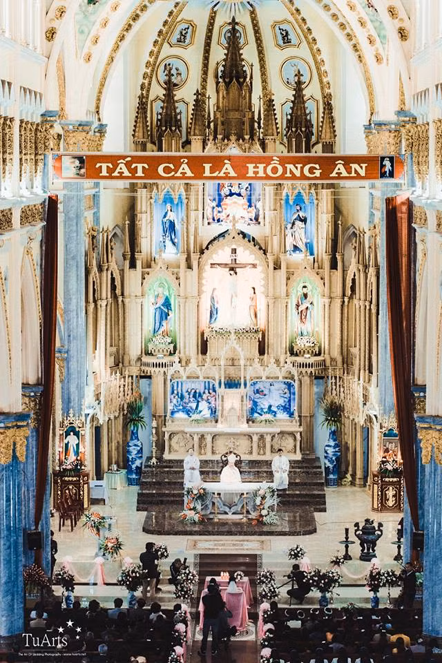 Những bức ảnh cưới trong nhà thờ vô cùng lung linh của cặp đôi Đức Thắng và Thu Thủy là tác phẩm khá tâm huyết của nhiếp ảnh gia Tú Arts.