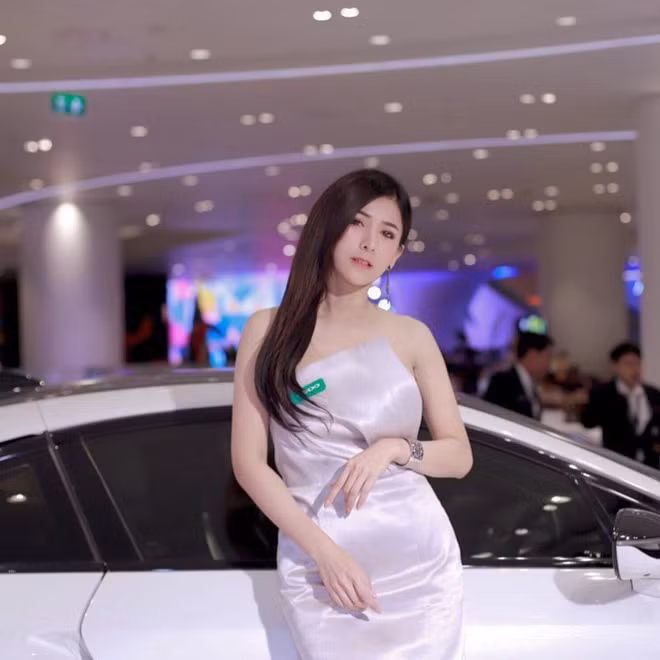 Hình ảnh của Cawaii với gương mặt dễ thương, nước da trắng ngần cùng thân hình nóng bỏng đang tập trung làm việc khiến nhiều người không thể rời mắt.