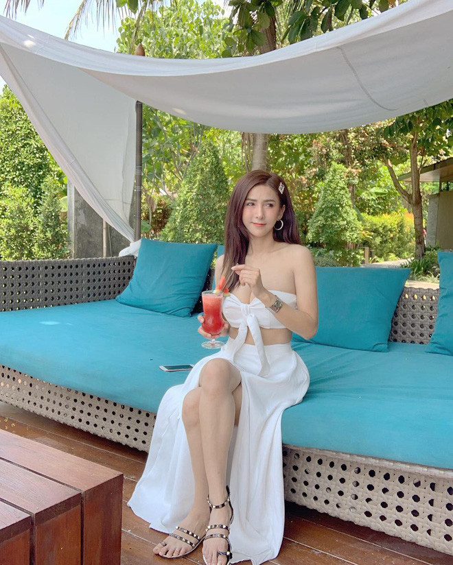 Trên thực tế, bán nộm chỉ là công việc làm thêm ngoài giờ của Cawaii, còn người mẫu xe mới là công việc chính. Nhờ vẻ ngoài nổi bật, Cawaii cũng thường được mời đóng các quảng cáo ngắn cho nhiều thương hiệu.