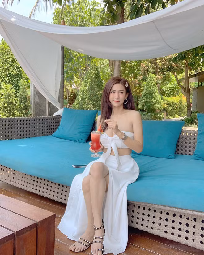 Trên thực tế, bán nộm chỉ là công việc làm thêm ngoài giờ của Cawaii, còn người mẫu xe mới là công việc chính. Nhờ vẻ ngoài nổi bật, Cawaii cũng thường được mời đóng các quảng cáo ngắn cho nhiều thương hiệu.