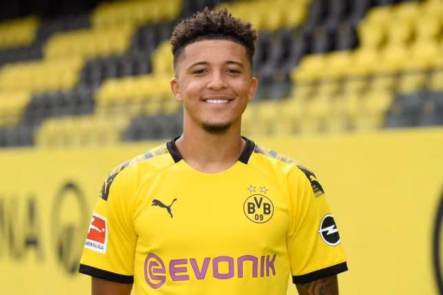 Chuyển nhượng cầu thủ từ Fox Sports, Barcelona nhắm đến Jadon Sancho như sự lựa chọn hàng đầu. Sao trẻ thuộc biên chế Borussia Dortmund đang được Barca cạnh tranh quyết liệt với Real Madrid.