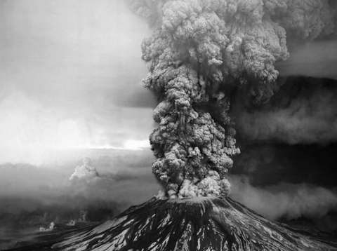 Cột tro bụi bốc lên báo hiệu 'gã khổng lồ' đã thức giấc.