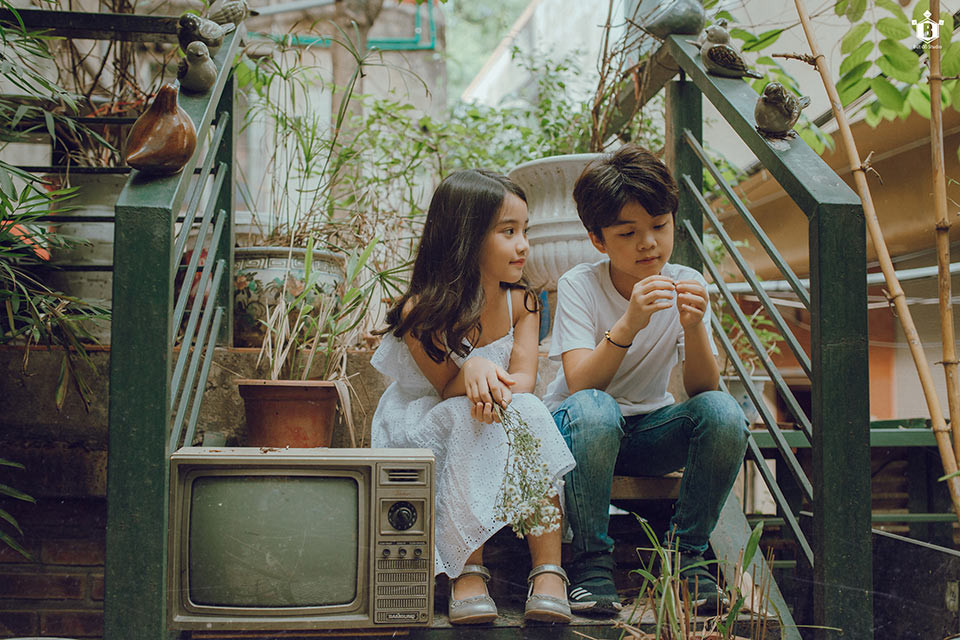 Lấy cảm hứng từ ca từ và giai điệu của ca khúc Hong Kong 1, nhiếp ảnh gia trẻ tên Đỗ Xuân Bút đã thực hiện chùm ảnh tái hiện lại nội dung bài hát bằng chùm ảnh dễ thương và giàu cảm xúc. Điều đặc biệt, người mẫu diễn xuất là cặp đôi nhí chưa đầy 10 tuổi.