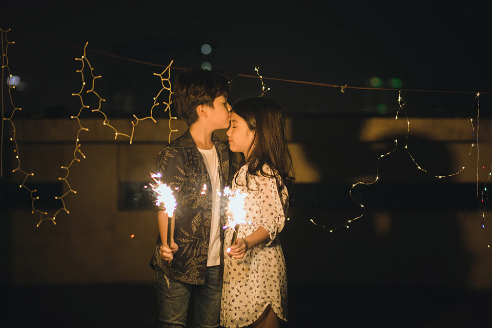 Bảo Huy - Bảo Hân khá ngại ngùng khi diễn những cảnh tình tứ. Tuy nhiên, nhờ sự cổ vũ và động viên của cả ekip trong lúc chụp mà 2 em bé này đã làm rất tốt phần nhiệm vụ của mình trong bộ ảnh.