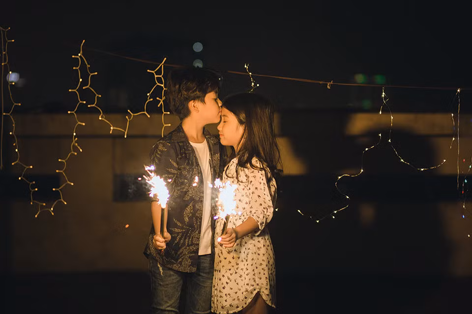 Bảo Huy - Bảo Hân khá ngại ngùng khi diễn những cảnh tình tứ. Tuy nhiên, nhờ sự cổ vũ và động viên của cả ekip trong lúc chụp mà 2 em bé này đã làm rất tốt phần nhiệm vụ của mình trong bộ ảnh.