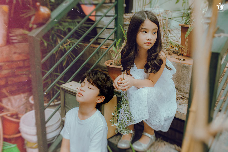 Hai nhân vật xuất hiện trong Hong Kong 1 phiên bản nhí là bé Bảo Huy (8 tuổi) và Bảo Hân (6 tuổi). Được biết đây là 2 người mẫu nhí đều có kinh nghiệm diễn xuất cùng nhau trước ống kính.