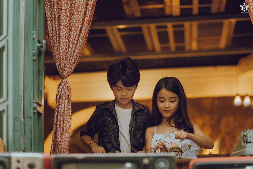 Với những kinh nghiệm vốn có trong quá trình làm mẫu thời trang cho các nhãn hàng, Bảo Huy và Bảo Hân nhanh chóng nắm được yêu cầu đưa ra từ phó nháy, sau đó phối hợp diễn xuất cực ngọt để cho ra lò những bức ảnh diễn tả phần nào nội dung của bà hát Hong Kong 1.