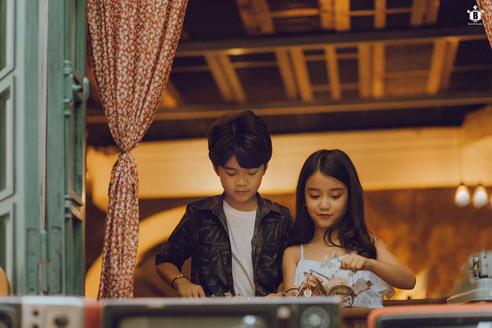 Với những kinh nghiệm vốn có trong quá trình làm mẫu thời trang cho các nhãn hàng, Bảo Huy và Bảo Hân nhanh chóng nắm được yêu cầu đưa ra từ phó nháy, sau đó phối hợp diễn xuất cực ngọt để cho ra lò những bức ảnh diễn tả phần nào nội dung của bà hát Hong Kong 1.