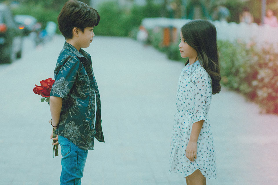 Thêm nữa, việc cả hai người mẫu nhí đã từng nghe qua ca khúc Hong Kong 1 nên việc nhập tâm vào vai diễn là điều khá dễ dàng. Cả 2 chỉ lờ mờ hiểu nội dung của bài hát kèm theo đó là sự hướng dẫn khá tận tình của người chụp là mọi việc biểu cảm trở nên tương đối đơn giản.