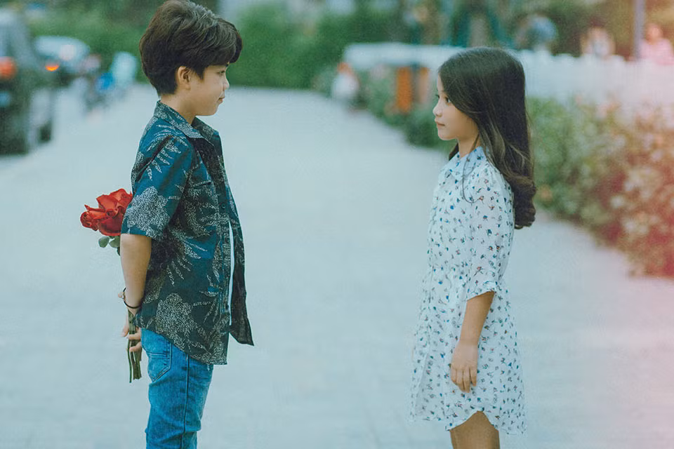 Thêm nữa, việc cả hai người mẫu nhí đã từng nghe qua ca khúc Hong Kong 1 nên việc nhập tâm vào vai diễn là điều khá dễ dàng. Cả 2 chỉ lờ mờ hiểu nội dung của bài hát kèm theo đó là sự hướng dẫn khá tận tình của người chụp là mọi việc biểu cảm trở nên tương đối đơn giản.