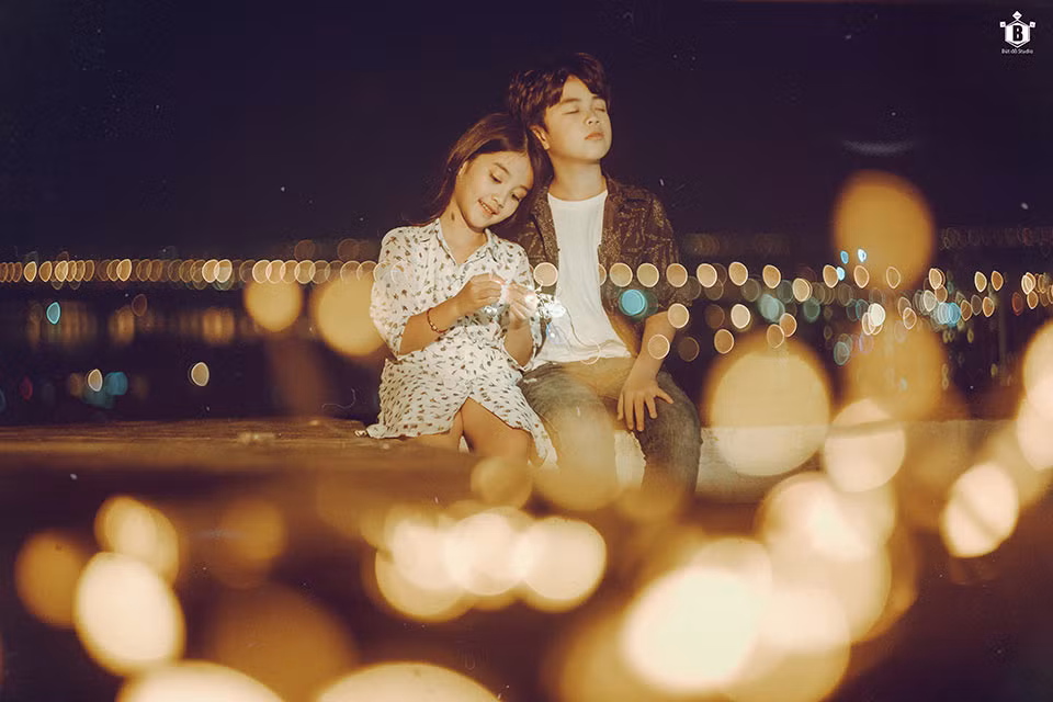 Ngay sau khi được chia sẻ, Hong Kong 1 phiên bản bộ ảnh của cặp đôi nhí nhanh chóng nhận được sự chú ý và chia sẻ của cộng đồng mạng. Người khen nức nở nhưng cũng có không ít bình luận phàn nàn về việc cho trẻ con diễn cảnh hôn hít, ôm nhau như người lớn.