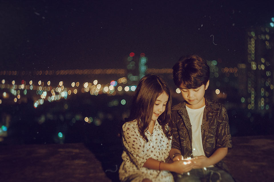 Không phải là lần đầu tiên đọc được những bình luận trái chiều, phụ huynh 2 em bé đều cảm thấy khá bình thường và sẵn sàng tiếp nhận những ý kiến này. Tuy nhiên, diễn xuất của các bé trước ống kính không vượt quá chuẩn mực và chỉ cố gắng lột tả được hết những cảm xúc của bài hát. Đó cũng là đích đến của nghệ thuật.