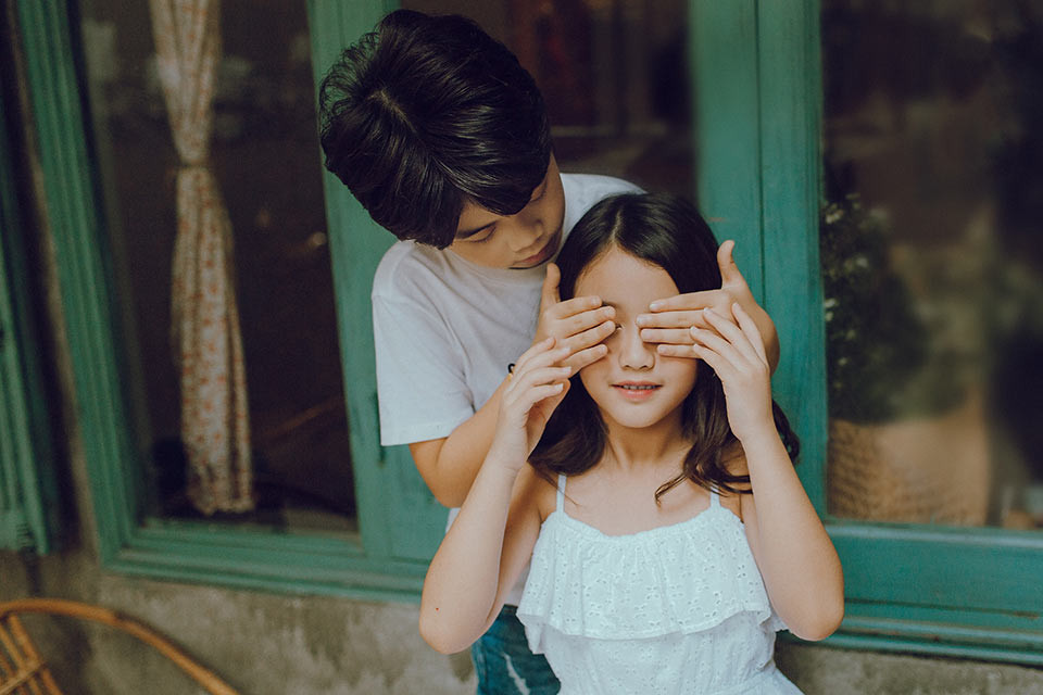 Chính bởi có kinh nghiệm và từng kết hợp với nhau nên việc bắt cặp diễn xuất trong bộ ảnh Hong Kong 1 không gặp phải quá nhiều khó với cặp đôi mẫu nhí này.