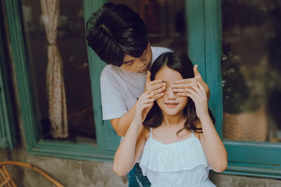 Chính bởi có kinh nghiệm và từng kết hợp với nhau nên việc bắt cặp diễn xuất trong bộ ảnh Hong Kong 1 không gặp phải quá nhiều khó với cặp đôi mẫu nhí này.