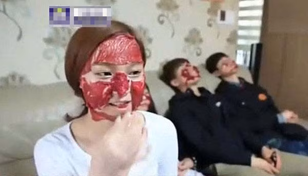 Đã có rất nhiều câu chuyện về chiếc mặt nạ, đơn cử như sáng nay nghe cô bạn làm chung nói đắp mặt nạ đu đủ tốt cho da, tối về nhà nhiều chị em cũng phải tìm cho bằng được quả đu đủ để xay nhuyễn mà đổ thẳng hết vào mặt. Hôm sau nghe người chị khác nói đắp mặt nạ bùn tốt hơn vậy là tiếp tục công cuộc tìm bùn mà phết lên da trước khi đi ngủ.