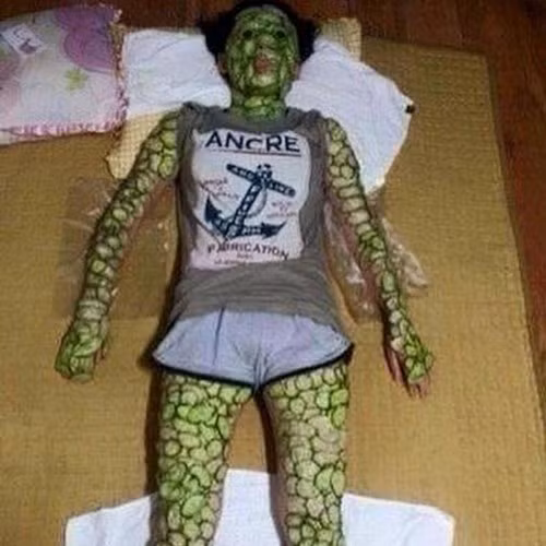 Không chỉ có hù dọa những người xung quanh, màn đắp mặt nạ của chị em đôi lúc còn khiến chính họ hoảng hốt khi tự nhìn lại mình. Lớp mặt nạ muôn màu kinh dị trông không khác những con ma trong phim.