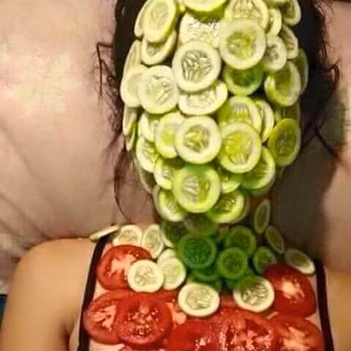 Với chị em phụ nữ, làm đẹp được coi là quan trọng chẳng kém việc hít thở hay ăn uống. Trong chuyên mục làm đẹp của nữ giới thì đắp mặt nạ trẻ hóa làn da là điều được quan tâm hơn cả, tuy nhiên cũng chính từ đó mà có khá nhiều chuyện bi hài xảy ra khiến dân mạng vừa hết hồn, thoảng thốt mà vừa buồn cười.