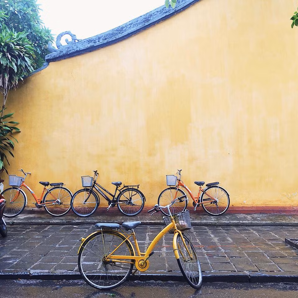 Đạo cụ sống ảo được cô bạn có tên Dương Như Ngọc đó là chiếc xe đạp màu vàng. Nhìn vào chiếc xe này, nhiều người nhận ra đó là "cả một trời kí ức" mang tên "cào cào một gióng" từng gắn liền với không ít các bạn học sinh.