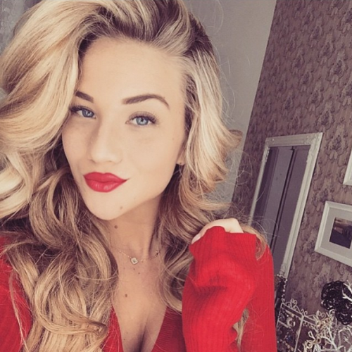 Sở hữu khuôn V-line và đôi mắt xanh đặc trưng của những nước châu Âu, Izabel quyến rũ ngay từ cái nhìn đầu tiên.