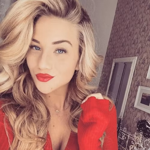 Sở hữu khuôn V-line và đôi mắt xanh đặc trưng của những nước châu Âu, Izabel quyến rũ ngay từ cái nhìn đầu tiên.