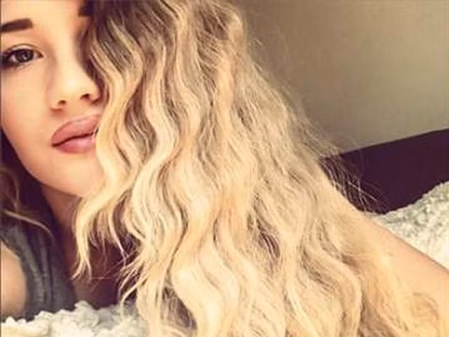 Cả hai có cùng sở thích đó là mỗi cuối tuần đều được tay trong tay người yêu bước tới nhà thờ.