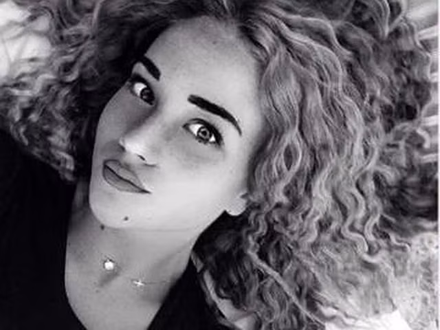 Khi bạn trai của mình chỉ thi đấu ở một đội bóng kém tên tuổi là Inter Milan thì dường như sự nghiệp của Izabel không thể sáng sủa hơn được.