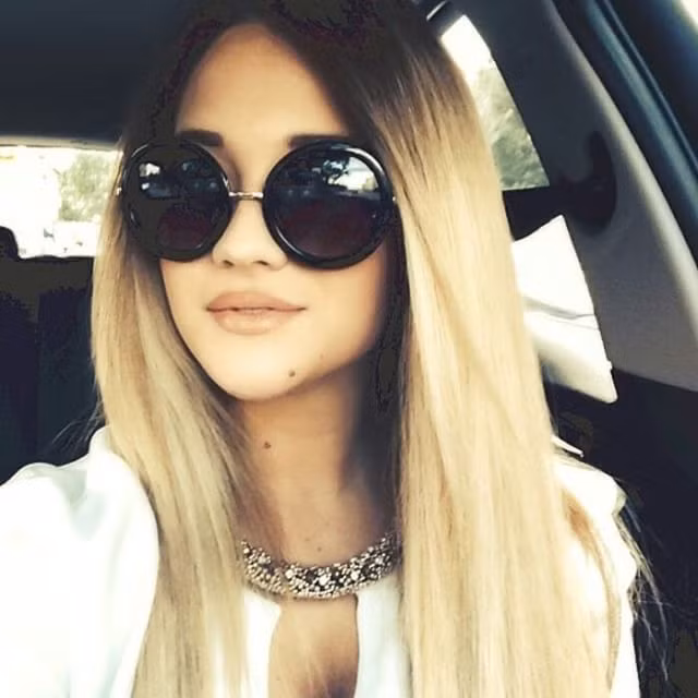 Năm 2014, Izabel dấn thân vào nghiệp người mẫu chuyên nghiệp.