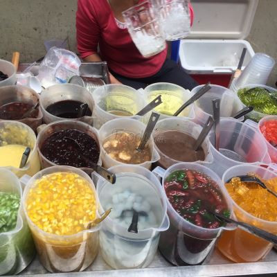 Đến bây giờ, chè tự múc Hàm Long vẫn quán ăn vặt nổi tiếng với các bạn trẻ Hà Nội. Cứ nhắc đến chè tự múc là người ta nhớ đến Hàm Long. Dù giá đã tăng rất nhiều lần so với trước, nhưng tự múc và mix chè vẫn luôn là "thú vui" khó bỏ với nhiều người.