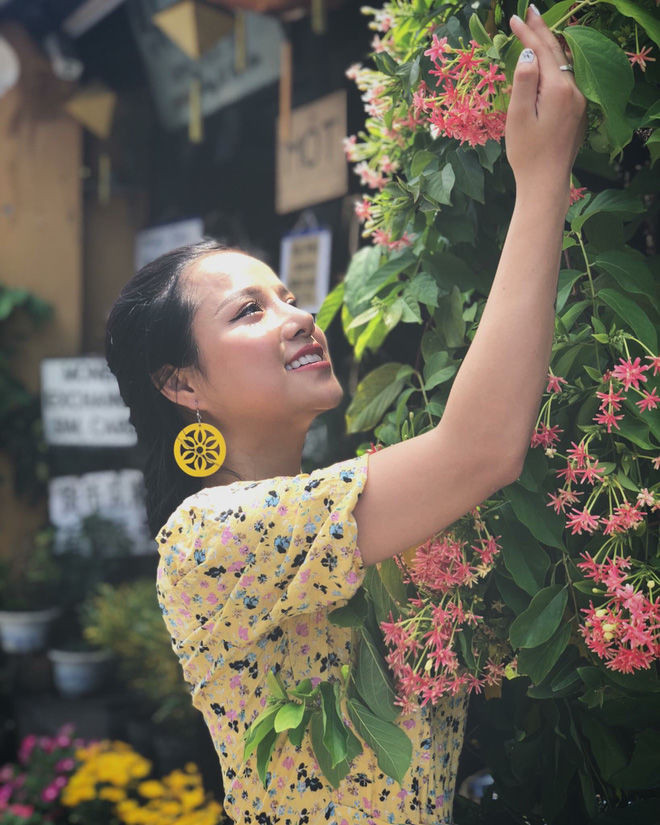 Ai cũng khen giọng ca trời phú khiến người nghe phải ngẩn ngơ của Võ Thương. Giọng hát nhẹ nhàng, trầm ấm, cách luyến láy rất chuẩn cùng những nốt cao tưởng như “nuốt đĩa” của cô thật sự khiến người nghe thích thú.