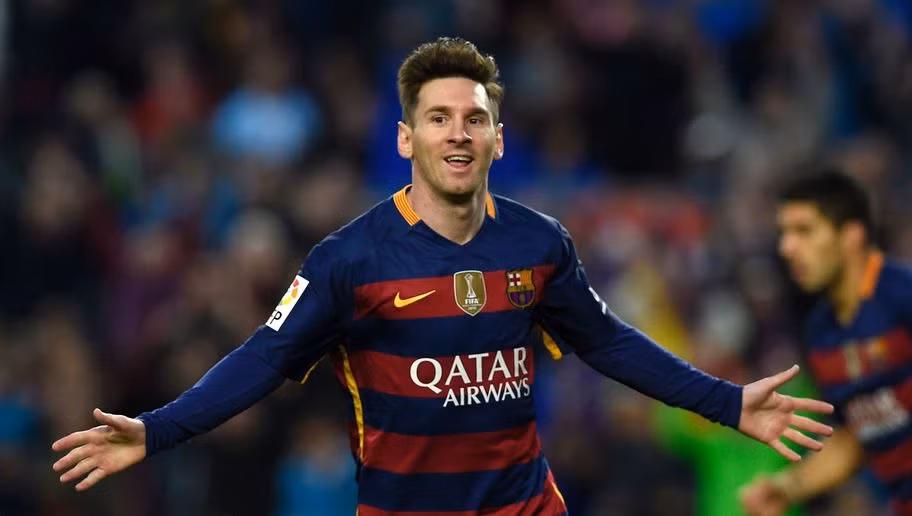 Thỏa thuận với Qatar Airways chính là hợp đồng đầu tiên của Barcelona trong lĩnh vực quảng cáo trên áo đấu. Trước đó, đội bóng này hầu hết làm từ thiện và thậm chí, họ còn sử dụng áo đấu không có Công ty quảng cáo cho tới hết năm 2006.