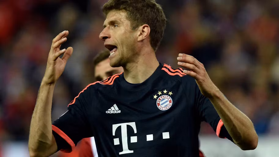 Bayern Munich hiện đang hợp tác với Deutsche Telekom theo một bản hợp đồng trị giá 25 triệu bảng/năm. Đây cũng chính là bản hợp đồng tài trợ áo đấu lớn nhất của Bundesliga, một phần giúp họ thống trị giải đấu này.