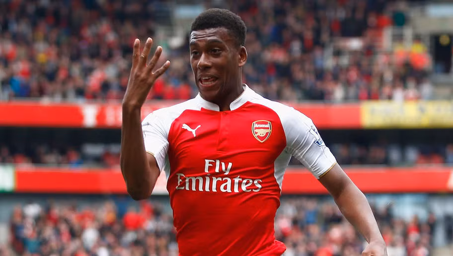 Kể từ năm 2006, Fly Emirates luôn xuất hiện trên áo đấu của Arsenal khi Pháo thủ thành London quyết định chấm dứt hợp đồng với O2. Sân vận động của họ thậm chí cũng đã đổi tên thành Emirates.