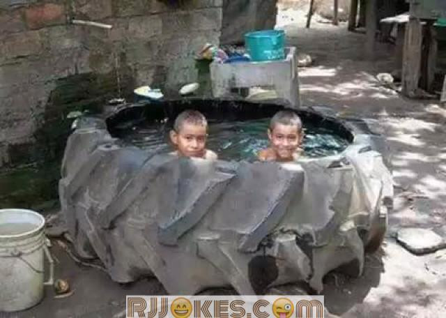 Khi mọi thứ tích nước đều trở thành bể bơi cho bọn trẻ.