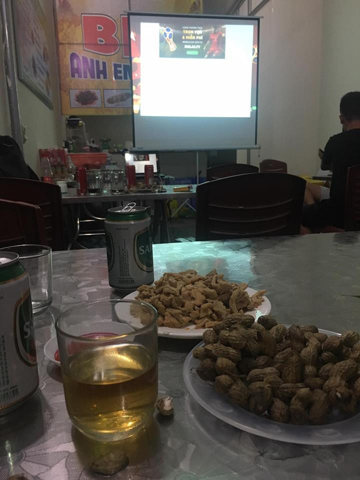 Còn với nhiều người, ngay từ trước khi những trận đấu hấp dẫn tại World Cup diễn ra, họ đã tranh thủ chạy ra chợ và chuẩn bị cho mình những món nhắm hợp gu của mình.